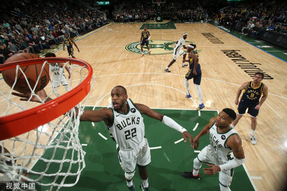 在讨论足球 在讨论足球